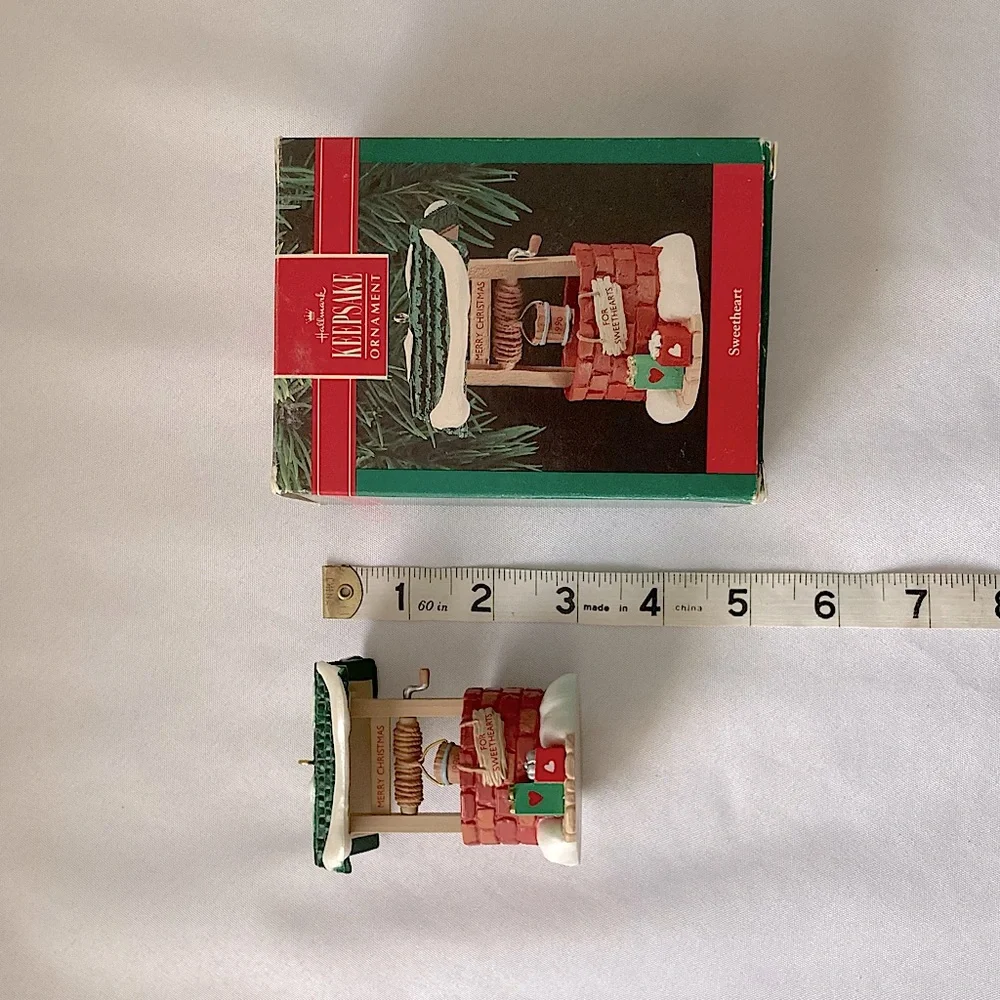 💚 Vintage Plastic Sweetheart Wishing Well Hallmark Keepsake Ornament